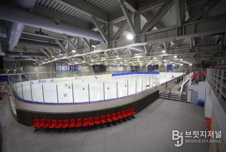 김해시민스포츠센터 빙상장 사진