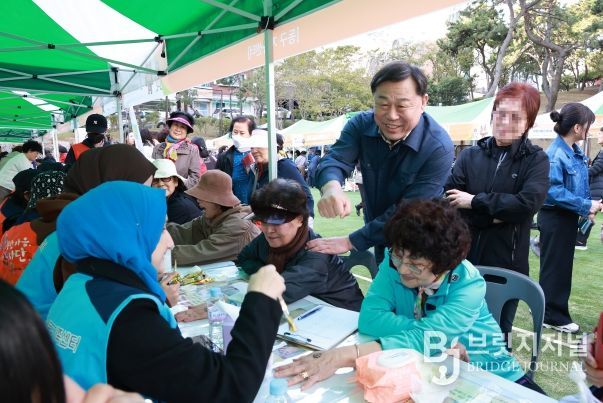 울산 동구는 29일 꽃나루공원에서 방어동 OK생활민원 현장서비스의 날을 개최해 주민편익 서비스 및 체험행사와 김종훈 동구청장이 자원봉사자 및 행사 참여자들을 격려하고 있다.