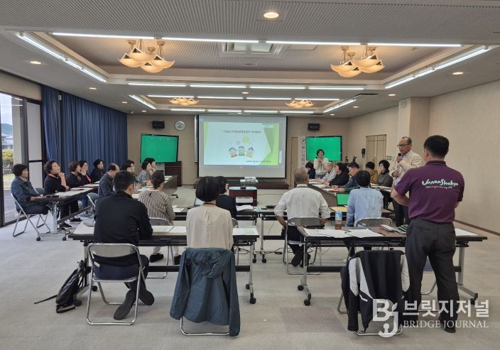 강진군 직원들이 일본 운난시 지역포괄케어센터에서 지역포괄케어 시스템에 대하여 설명을 듣고 있다.