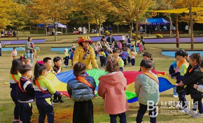 공단은 29일 청라국제도시 노을공원에서 어린이집과 유치원생을 대상으로한 숲 체험프로그램 「가을아 놀자, 노을로 소풍 가자!」를 실시했다.