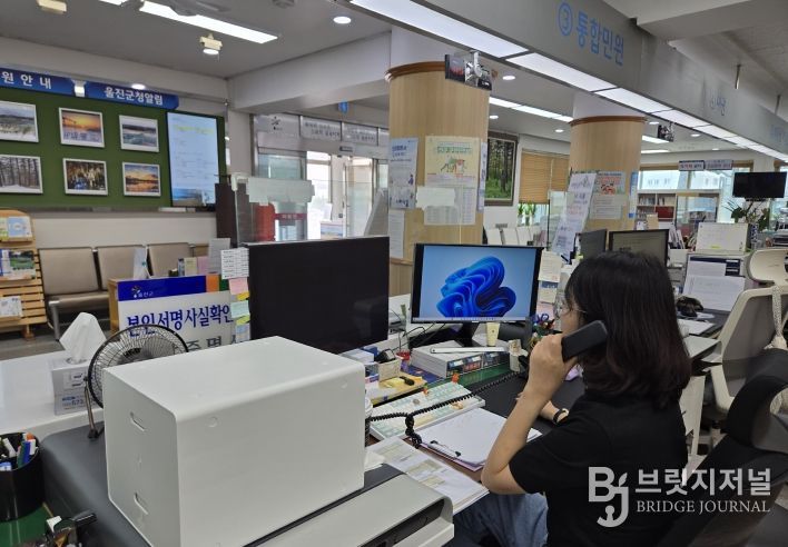 악성·특이민원으로부터 민원담당 공무원을 보호하기 위해 11월부터‘민원전화 통화 권장시간 설정’을 본격적으로 운영한다.(민원실 직원이 민원전화를 받고 있다)