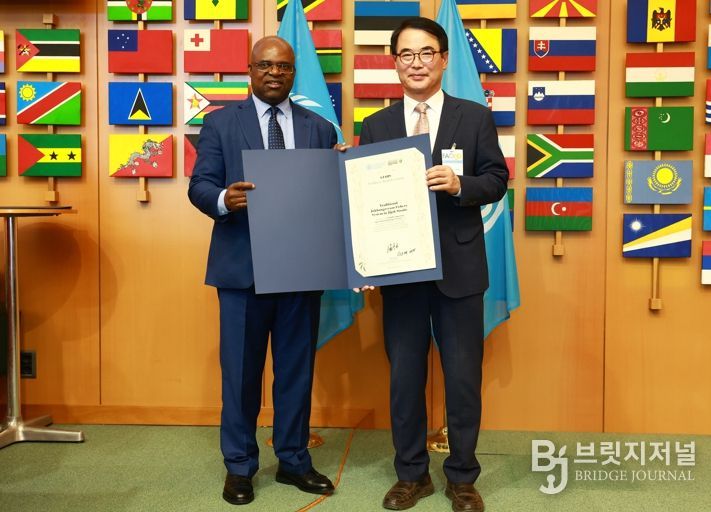 장충남 군수가 10얼 31일 오전(현지시간) 이탈리아 로마 유엔식량농업기구(FAO) 본부에서 고드프리 마그웬지(Godfrey Magwenzi) FAO 부사무총장으로부터 세계중요농업유산(GIAHS) 인증서를 받았다.