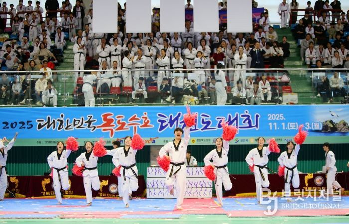 지난 1일 열린 2025 대한민국 독도수호태권도대회 개회식 후 대경대학교 태권도시범단이 축하공연을 펼치고 있다.