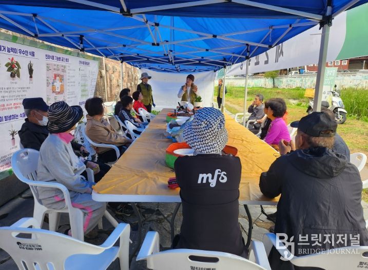 1. 천안시농업기술센터가 반려식물 케어데이를 운영하고 있다.