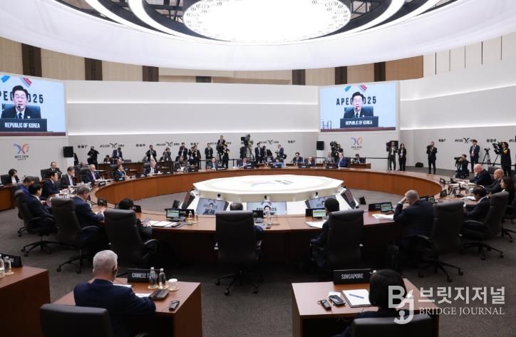 2025 APEC 정상회의가 열린 경주화백컨벤션센터(HICO) 3층 본회의장에서 각국 정상들이 회의를 진행하고 있는 모습. 경주시는 이 회의장을 시민에게 공개 관람할 예정이다.
