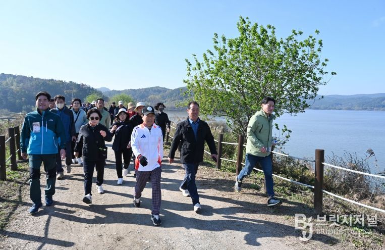 성낙인 창녕군수(오른쪽 세 번째)가 지난해 우포늪 생명길 걷기대회에서 참가자들과 함께 걷고 있다.