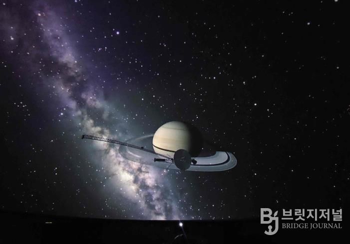 밀양아리랑우주천문대 천체투영관으로 구현한 보이저 1호 토성 근접 통과 모습