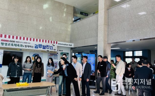 청렴행사에 참여하여 탁구공을 던지는 동부교육지원청 양수조 교육장