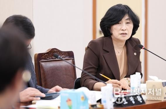 전라남도의회 전서현 의원(국민의힘, 비례)이 도민행복소통실 행정사무감사에서 청년 자원봉사 활성화 방안을 제안하고 있다.