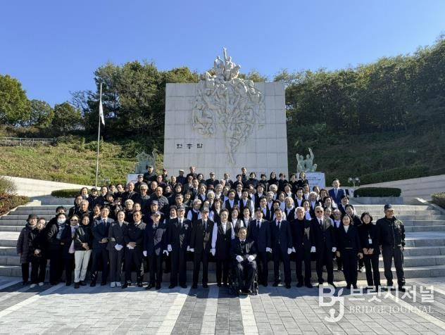 추모제에 참석한 부천시 보훈단체장이 기념 촬영을 하고 있다.