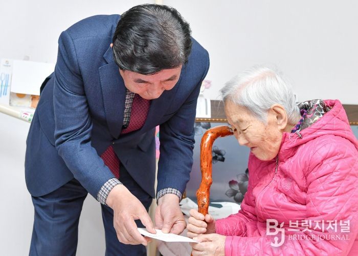 횡성군, 100세 어르신 8명에게 장수지팡이 ‘청려장’ 전달