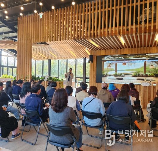 시민들이 정원워케이션센터에서 열린 ‘치유관광 미래전략 릴레이 특강’에 참석해 강연을 듣고 있다