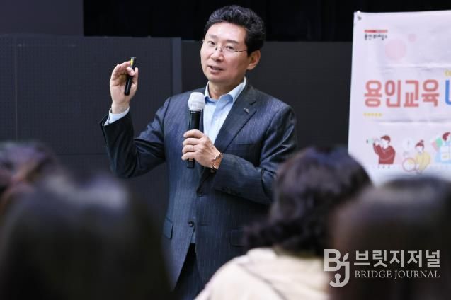 이상일 용인특례시장이 6일 용인미디어센터에서 처인구와 기흥구 지역 중학교 학부모들과 간담회를 갖고 교육환경 현안에 대해 의견을 교환했다.