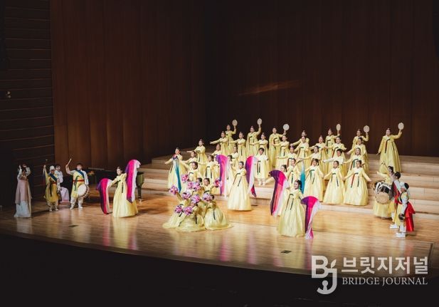 나주시립소년소녀합창단이 제21회 부산국제합창제에서 청소년 부문 3위와 금상을 수상했다. 사진은 부산국제합창제 경연대회에서 공연을 하는 나주시립소년소녀합창단 모습.