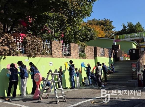 지난 1일 성동구와 SM엔터가 함께 구립금봉어린이집 노후 시설에 벽화를 조성 중인 모습