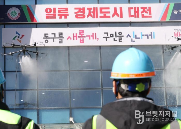 드론을 활용해 강력한 수압으로 동구청사 외벽을 청소하고 있다