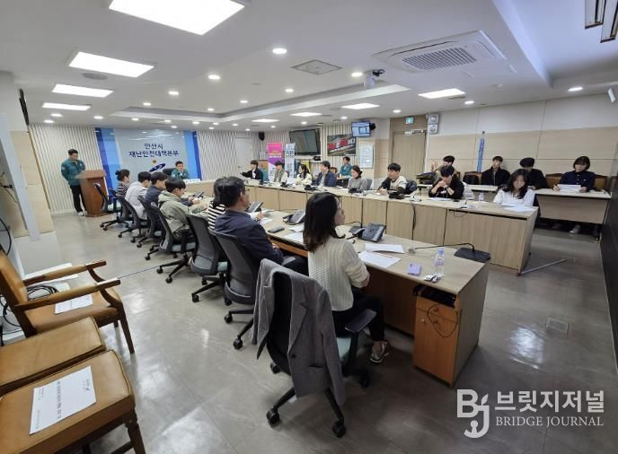 고재준 안산시 시민안전과장이 재난종합상황실에서 ‘겨울철 비상 대응 재난담당자 교육’을 진행하고 있다.