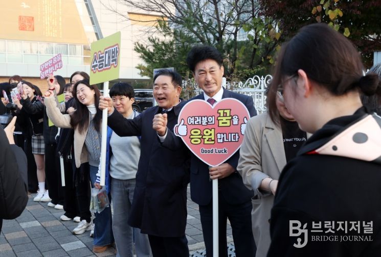 충북도의회 이양섭 의장, 수능 시험장서 수험생 응원