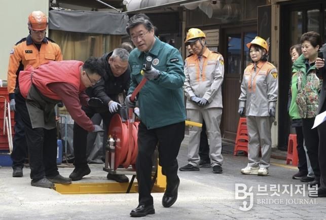 신중앙시장 지하매립식 비상소화장치함 사용 모의훈련