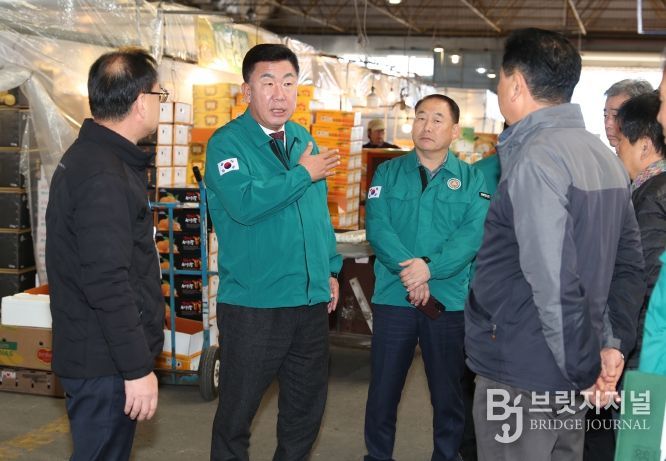 이범석 청주시장, 겨울철 적설 취약시설 및 한파쉼터 점검. 사진(농수산물도매시장)