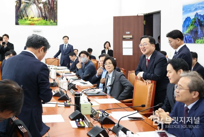 예결특위 소위 회의실을 방문한 이장우 대전시장
