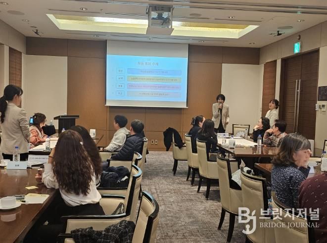 강남지역 늘봄지원실장들이 20일 울산 롯데호텔에서 '강남 오색 늘봄이야기 한마당'에 참여해 연수를 듣고있다