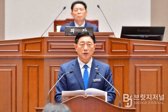 김한종 장성군수가 20일 열린 장성군의회 정례회에서 내년도 예산안에 대해 설명하고 있다. 장성군 제공