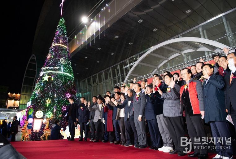 구미역 광장, 성탄트리 밝혀…시민과 함께 따뜻한 겨울 연다(성탄트리, 단체사진)