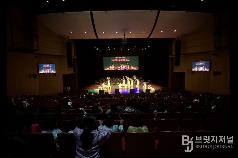 영덕문화예술교육축제에 400여 명의 관객이 모여 예술교육생들의 발표 무대를 감상했다.