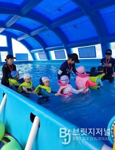 전하초병설유치원 원아들이 이동식수영장에서 생존수영을 배우고 있다.