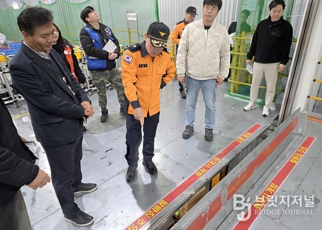 김문용 대전소방본부장이 26일 오후 동구 구도동 남대전물류단지 화재예방강화지구를 방문해 대형 물류창고를 점검하고 있다.