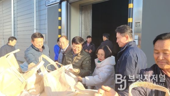 이호범 화순 부군수가 26일 사평육묘장을 직접 방문해 2025년산 공공비축미곡 매입 상황을 점검하고, 농업인들을 격려했다.