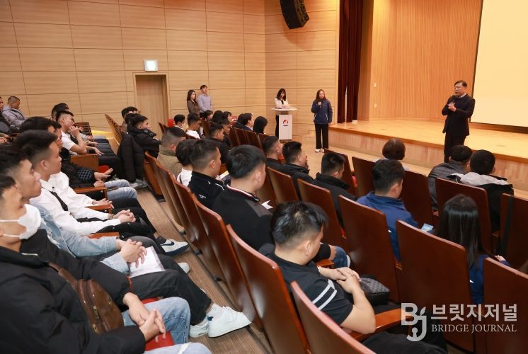 울산 동구는 26일 5층 중강당에서 신규 입국한 베트남 출신 외국인 근로자 40명을 대상으로 슬기로운 동구생활 설명회를 갖고 김종훈 동구청장이 참석해 인사말 및 단체 기념촬영을 하고 있다.