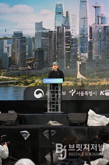 오세훈 서울시장이 27일 용산구 철도정비창 일대에서 열린 '용산국제업무지구 기공식'에서 기념사하고 있다.