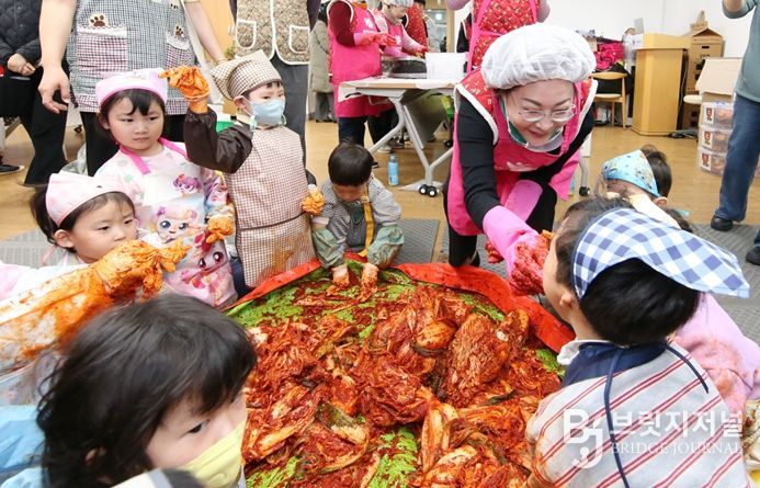 박희영 용산구청장이 ‘한마음 김장나눔’ 행사에서 청파어린이집 원아들과 함께 김장을 담그고 있다.