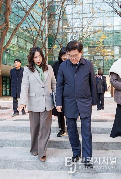 진교훈 서울 강서구청장(오른쪽)이 공항중학교를 찾아 학교 관계자, 학부모 등과 함께 노후 시설물 보수공사 상태를 살펴보고 있다.