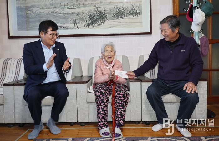 28일, 이상익 함평군수가 장수 지팡이를 전달하는 사진