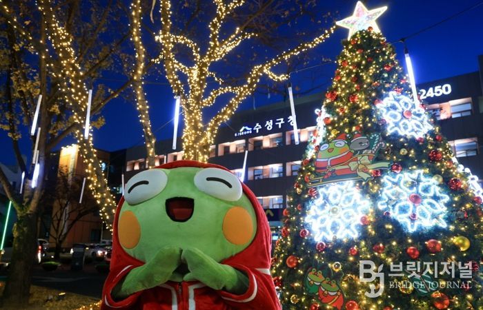 성탄 트리 앞에 있는 수성구 대표 캐릭터 ‘뚜비’ 사진