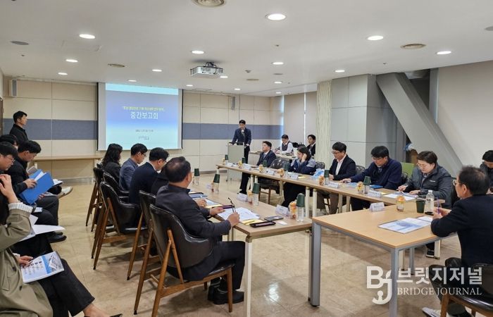 포항시는 지난달 27일 시청 연오세오실에서 ‘영일만항 스웰 개선대책 연구용역’ 중간보고회를 개최했다.