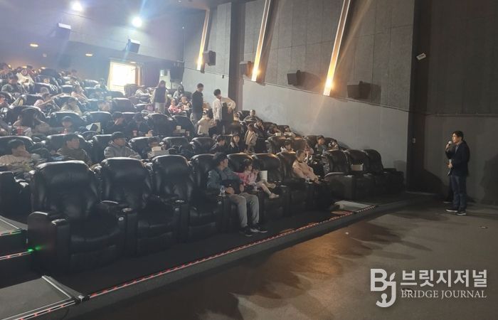 포항시는 29일 CGV 북포항에서 다자녀 가정을 대상으로 ‘2025년 행복한 가족 영화관’ 행사를 개최했다.