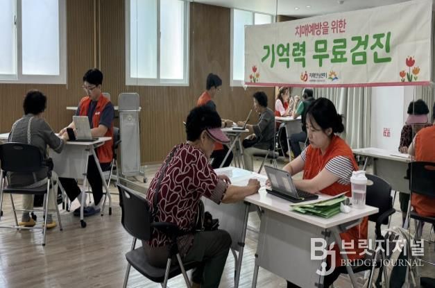 보건지소에서 ‘찾아가는 치매 선별검진’을 진행하고 있다