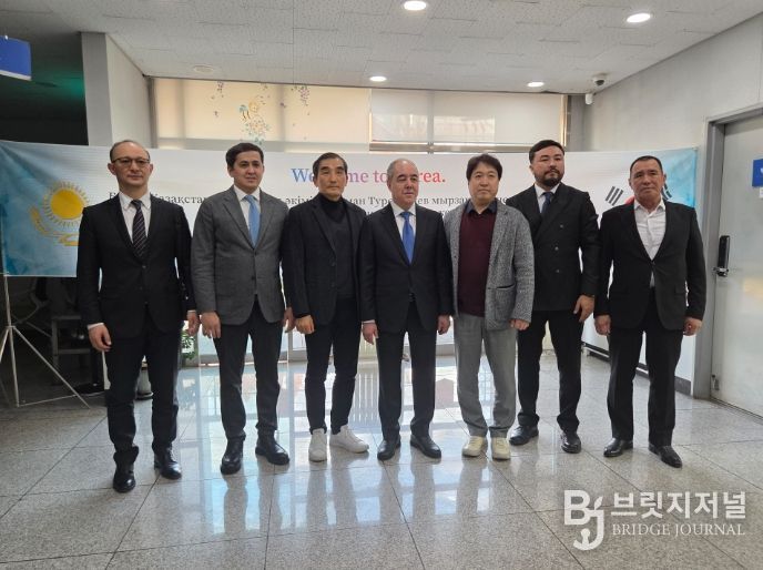 서카자흐스탄 나리만 트레칼리예프 주지사와 관계자 10명이 천안재활용선별장을 방문해 기념촬영을 하고 있다.