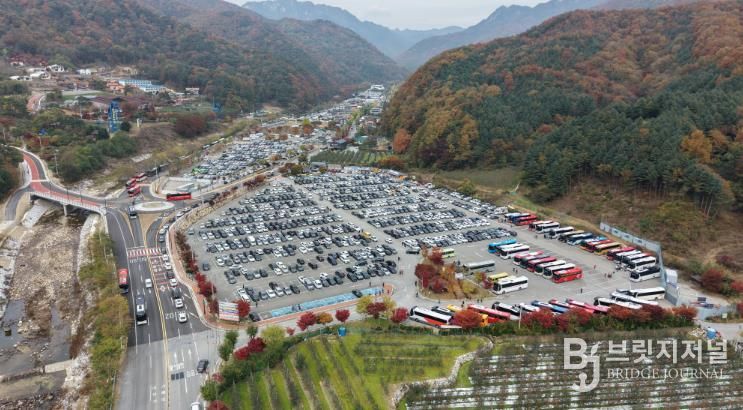 붐비는 문경새재도립공원 주차장.