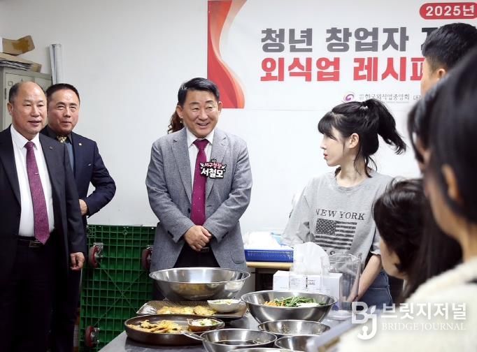서철모 서구청장이 레시피 개발 교육 현장을 방문에 참가자들을 독려하고 있다
