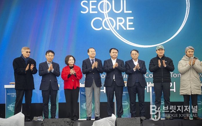 박희영 서울 용산구청장이 용산국제업무지구 기공식 행사 무대에서 기념 퍼포먼스를 하고 있다.