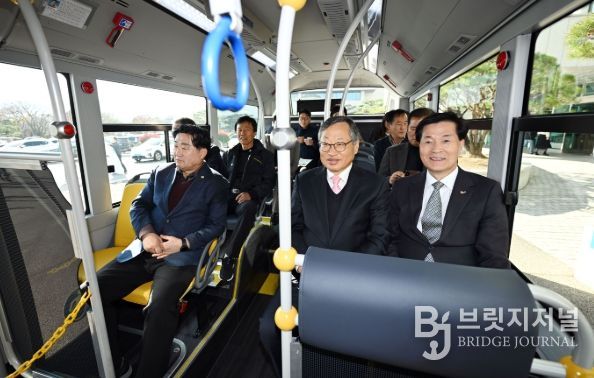 ‘밀양시 1호 수소저상 시내버스 시승식’에서 참석자들이 버스 주행 성능과 탑승 환경을 확인하고 있다.
