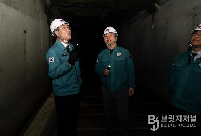 해빙기 안전 점검에 나선 정문헌 구청장의 모습