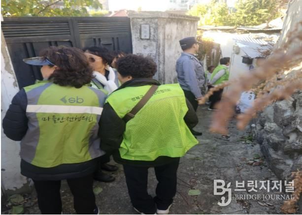 성북동 민·관·경 합동 순찰단이 관내 위험시설물을 순찰하고 있다.