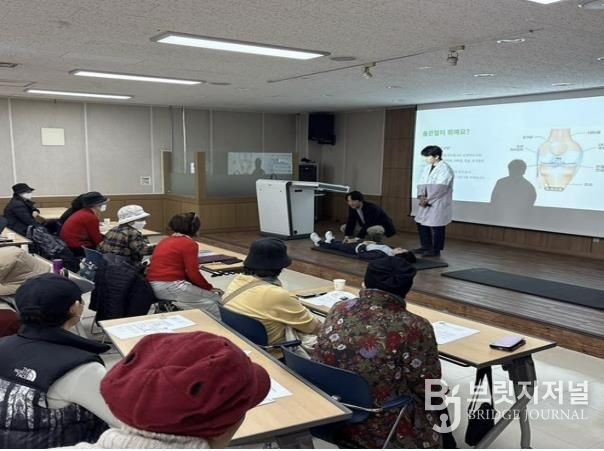 도봉구 주민들이 암 건강대학 강좌를 듣고 있다.