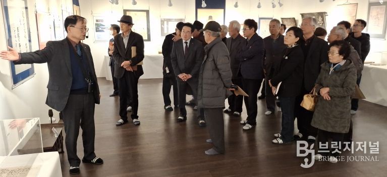 영천역사박물관 제2전시관에서 진행 중인 창녕조씨 영천문중 유물기획전 전시 모습